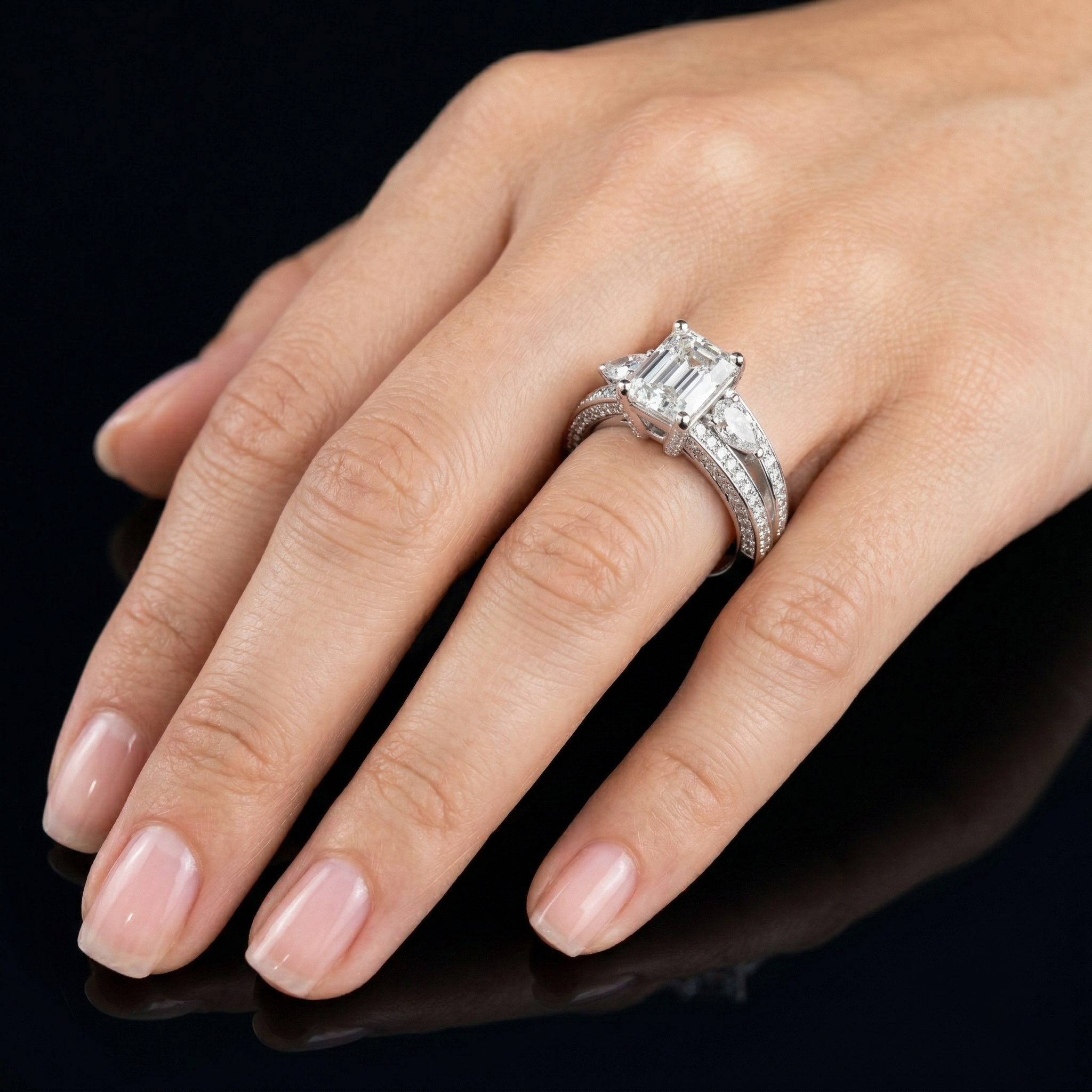 925 Sterling Silver Elegant Emerald-cut Vintage Ring in Split Shank Setting